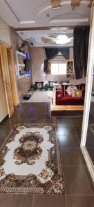 塔魯丹特的住宿－Riad Khadija: Relax & Explore，一间客厅,里面挂着带龙的地毯