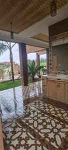 uma grande cozinha com uma bancada e uma mesa em Riad Khadija: Relax & Explore em Taroudant