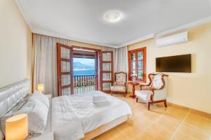 Ένα ή περισσότερα κρεβάτια σε δωμάτιο στο Two Seas Villa
