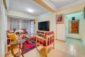 ein Wohnzimmer mit einem TV und einem Tisch in der Unterkunft Two Seas Villa in Alanya