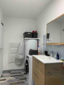 a kitchen with a white stove and a sink at Charment Appartement Duplex - Pornichet in Pornichet