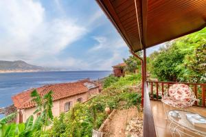 Vom Balkon eines Hauses genießen Sie Meerblick. in der Unterkunft Two Seas Villa in Alanya