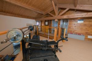 ein Raum mit einem Fitnessstudio mit Kraftgeräten in der Unterkunft VENEZ SEJOURNER A GRUISSAN ....PLAGE DES CHALETS in Gruissan