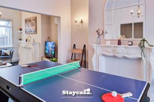- un salon avec une table de ping-pong et une cheminée dans l'établissement Modern Comforts In Ne Lincolnshire Entire Home, à Grimsby