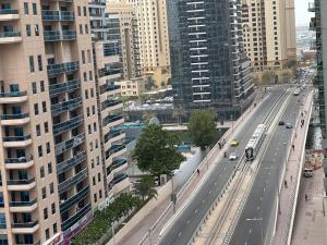 Nespecifikovaný výhled na destinaci Dubaj nebo výhled na město při pohledu z apartmánu