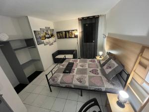 una piccola camera con un letto in una stanza di Casanova home a Saint-Denis