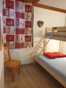 - une chambre avec 2 lits superposés et une chaise dans l'établissement Creux de l'Ours Mottaret, 3 à 5 couchages, à Méribel