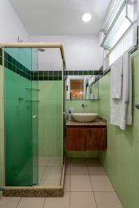 uma casa de banho com uma cabina de duche em vidro e um lavatório. em Studio SOL de COPACABANA 300 m da Praia no Rio de Janeiro