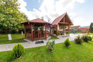 BixadにあるPension Sólyomkőの芝生の庭の木造展望台