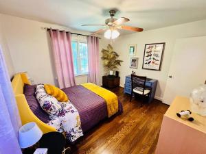 sypialnia z łóżkiem i wentylatorem sufitowym w obiekcie The Berry Bungalow w mieście Columbia