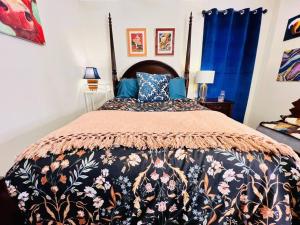 מיטה או מיטות בחדר ב-The Berry Bungalow