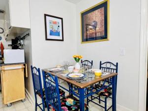 stół w kuchni z niebieskimi krzesłami i stołem w obiekcie The Berry Bungalow w mieście Columbia