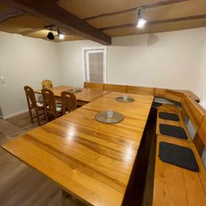 - une salle à manger avec une table et des chaises en bois dans l'établissement Alte Schreinerei, à Lützelbach
