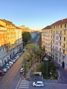 una vista aérea de una calle de la ciudad con coches aparcados en Casa Benny en Milán