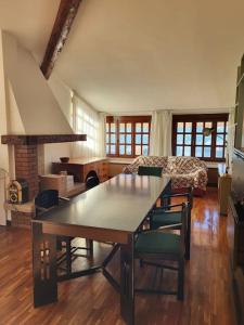 un soggiorno con tavolo e una camera da letto di Sentirsi a casa a Chiampo