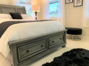 1 dormitorio con 1 cama con edredón blanco en Jamaica Bookings, en Montego Bay