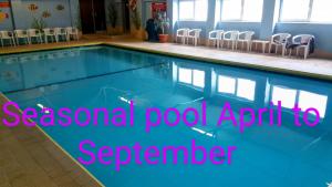 Бассейн в 35 Gower Holiday Village with Seasonal Pool или поблизости