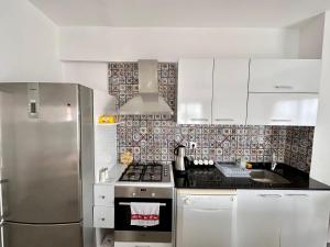 eine Küche mit Herd und Kühlschrank in der Unterkunft Derya'ca in Kaş