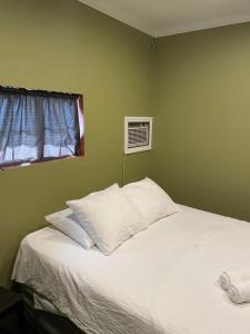 Cama o camas de una habitación en Private Standalone Room w/ TV, WIFI & AC in Carson (South Bay)