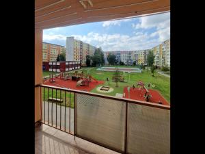 einen großen Balkon mit Blick auf einen Spielplatz in der Unterkunft Apartmán Siesta in Poprad