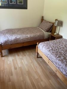 سرير أو أسرّة في غرفة في Castlegregory-Seaside 2 Bedroomed Cottage