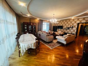 sala de estar con mesa y sofá en Azure residence, en Baku