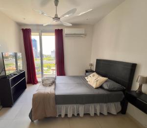 a bedroom with a bed and a ceiling fan at DEPARTAMENTO Solar in Resistencia