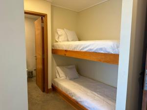 Katil dua tingkat atau katil-katil dua tingkat dalam bilik di Apart Hotel Sol y Lago