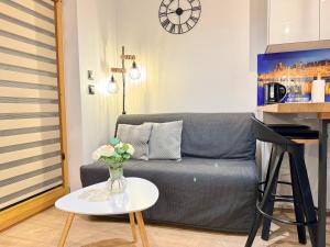 a living room with a couch and a table at Old Town Nadmotławie - Sauna & Gym I 10min deptak in Gdańsk