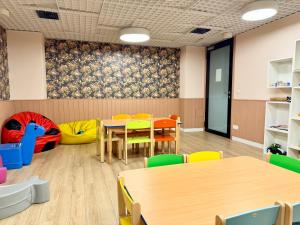 a classroom with tables and chairs and a play area at Old Town Nadmotławie - Sauna & Gym I 10min deptak in Gdańsk