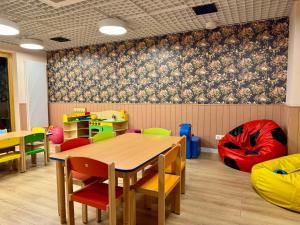 a classroom with a table and chairs in a room at Old Town Nadmotławie - Sauna & Gym I 10min deptak in Gdańsk