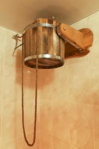 uma casa de banho com um chuveiro com uma peça de madeira em Заміський комплекс відпочинку Bochka em Khotinovka