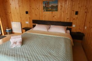 KhotinovkaにあるЗаміський комплекс відпочинку Bochkaのベッドルーム1室(ベッド1台、タオル2枚付)