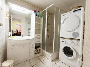 une salle de bains avec lave-linge et lavabo dans l'établissement Asphodèle, T2 bis, extérieur, wifi, parking, 6 personnes, à Cauterets 6 autres photos