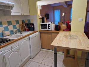 - une cuisine avec un comptoir et un four micro-ondes dans l'établissement Asphodèle, T2 bis, extérieur, wifi, parking, 6 personnes, à Cauterets