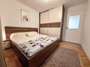 En eller flere senge i et værelse på Apartment Dina Sarajevo