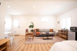 a living room with a couch and a table at Beautiful Guest Studio near Universal Studios sleeps 4 in Los Angeles