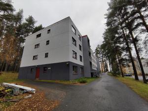 een gebouw aan de kant van een weg bij Tilava kaksio 4 hengelle Nokialla in Tampere