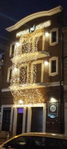 Un edificio con luci natalizie a lato. di Miryam House Affittacamere Suite e Relax a San Severo