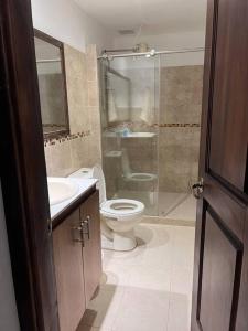 a bathroom with a toilet and a sink and a shower at Apartamento cerca al parque in Jardin