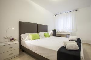 Un ou plusieurs lits dans un hébergement de l'établissement Apartments Serrería II