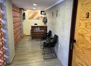 un couloir avec deux chaises dans un magasin dans l'établissement Hotel Ciclovía & Terraza, à Zitácuaro
