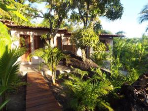 a house in the middle of a jungle with trees at Jardim UIXA in Ilha de Boipeba