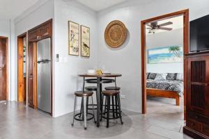 eine Küche mit einem Tisch und Stühlen in einem Zimmer in der Unterkunft Magical 1 Bedroom Condo with Ocean View & Pool in Potrero