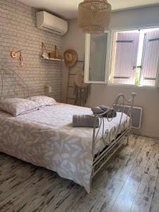 - une chambre avec un lit, une fenêtre et un miroir dans l'établissement Jolie villa à Grasse quartier Saint Antoine, à Grasse