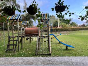 ein Spielplatz mit Rutsche in einem Park in der Unterkunft Cottage Refuge in Rionegro