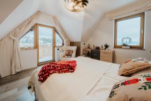 um quarto com uma cama grande e uma cadeira em Mountain Base - Dom Hrabiego em Zakopane