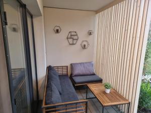 un patio con divano e sedia sul balcone di Konig Mikulov a Mikulov