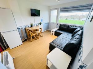 uma sala de estar com um sofá e uma mesa em 2 Bedroom Chalet SB57, Sandown, Isle of Wight em Brading