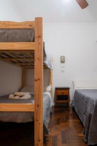 um quarto com 2 beliches e piso em madeira em Hotel B&N em Mar del Plata
